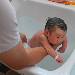 沐浴される赤ちゃん